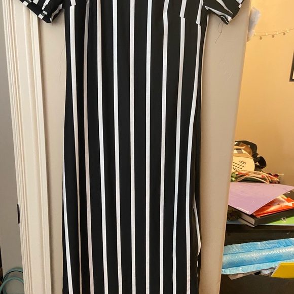 Dresses all medium can’t wear them anymore selling each one for $20 - Picture 4 of 9